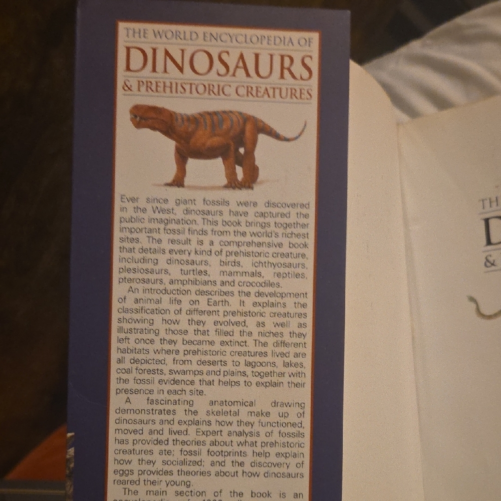 The World Encyclopedia of Dinosaurs & Prehistoric Creatures Book - Picture 3 of 16